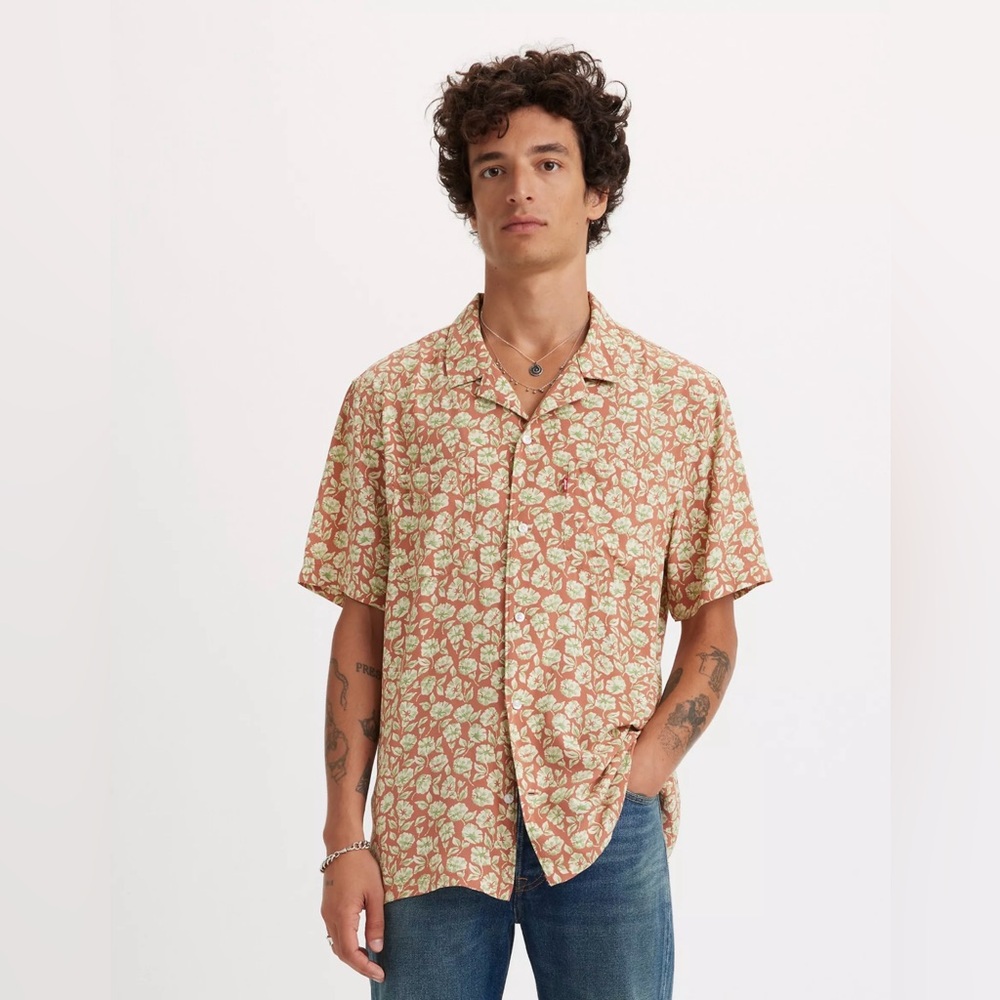 NWT - Levi’s Classic Camper Relaxed Fit Button Down - Small